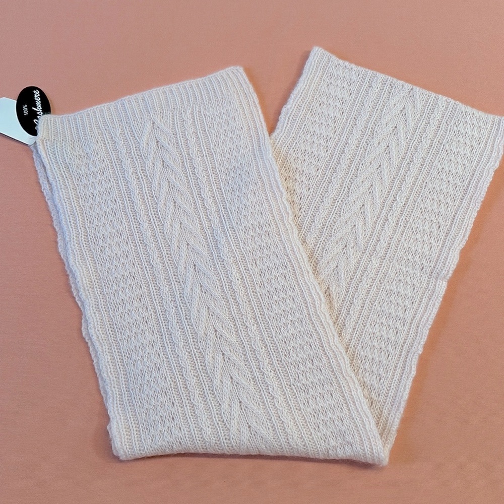New 100% Csashmere Portolano Scarf. Warm and soft. Light Pink